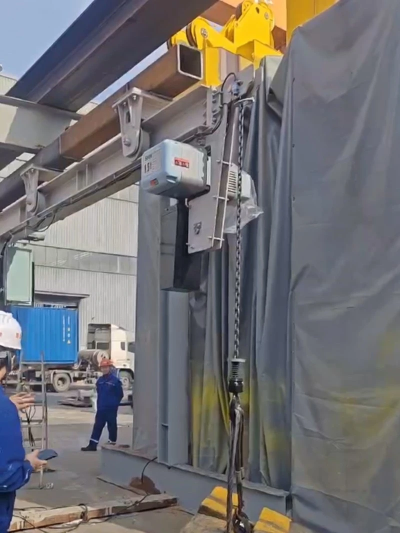 The monorail overhead crane is undergoing an overload test. The monorail overhead crane is undergoing an overload test.