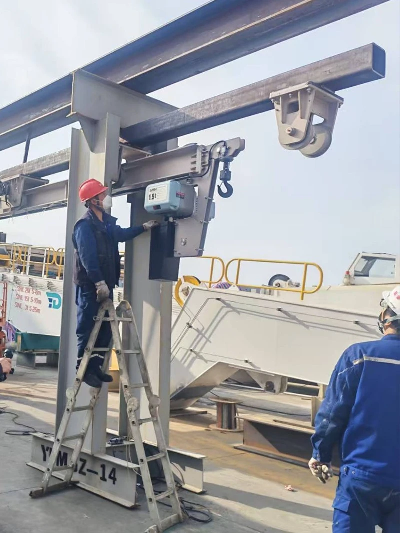 The monorail overhead crane is being assembled. The monorail overhead crane is being assembled.